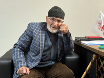 Ardahan&#039;da huzurevinin 92 yaşındaki sakini deyişleriyle misafirlerini ağırlıyor