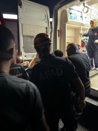 Erzincan’da devrilen tırda sıkışan sürücüyü AFAD ekipleri kurtardı