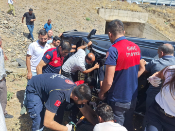 Bingöl&#039;de devrilen otomobilin sürücüsü yaralandı