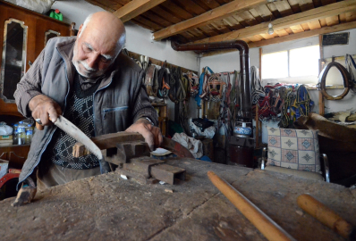 Unutulmaya yüz tutan saraçlığa ilerleyen yaşına rağmen veda etmiyor