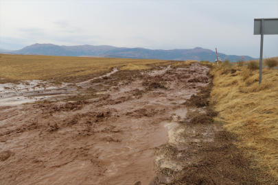 Bitlis&#039;te sağanak heyelana yol açtı