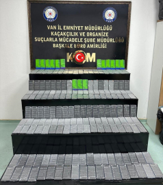 Van&#039;da bir araçta 202 kaçak cep telefonu ele geçirildi