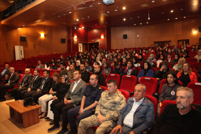 Ahlat&#039;ta "aile" konulu konferans düzenlendi