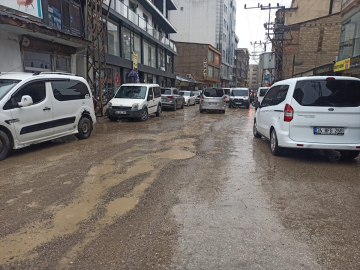 Yüksekova&#039;da sağanak etkili oldu