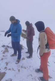 Hakkari&#039;de Cilo Dağı&#039;na tırmanan dağcılar kara yağışına yakalandı