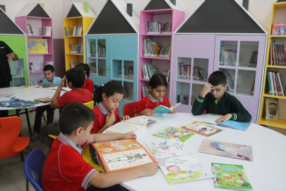 Malatya&#039;da depremden sonra yapılan okula hayırseverlerden kütüphane desteği