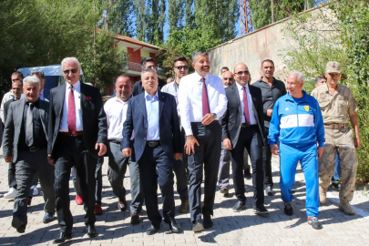 Hakkari&#039;de Şehit Mehmet Ali Kaya&#039;nın adına inşa edilen spor sahasının açılışı yapıldı