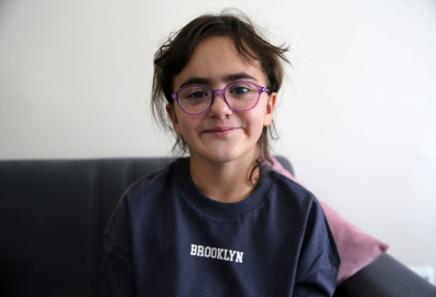 Cumhurbaşkanı Erdoğan&#039;ın desteğiyle göz ameliyatı yapılan Ada, okula başladı