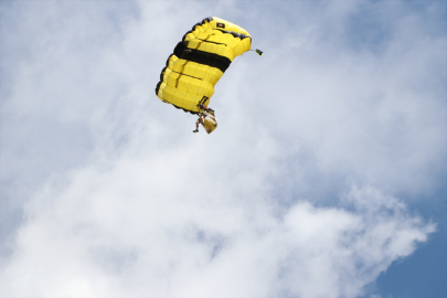 Erzurum semalarında wingsuit uçuşu ve akrobasi gösterisi