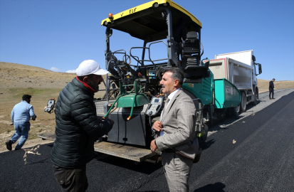 Muş&#039;ta köy yolları asfaltlanıyor