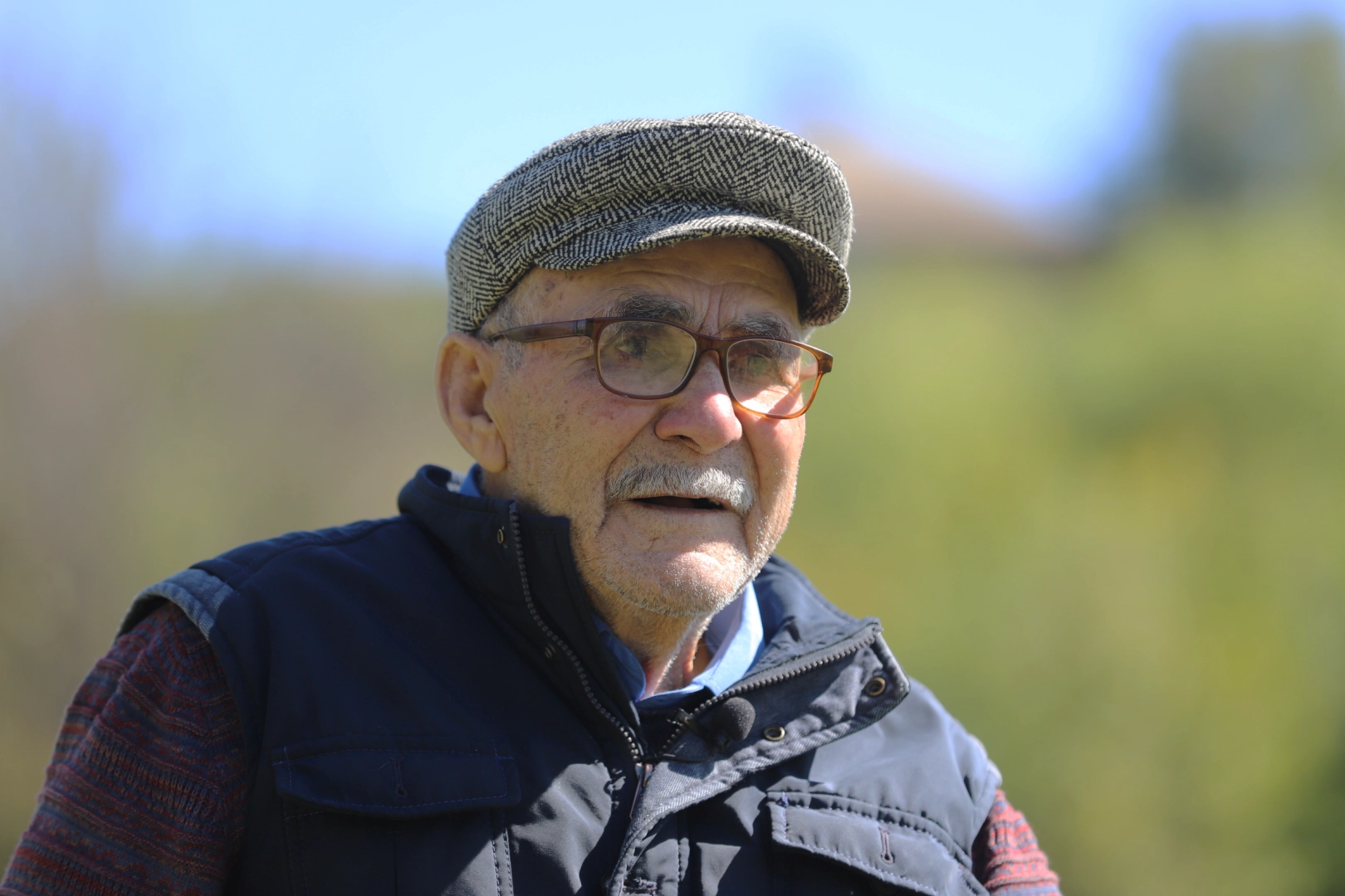 O dönemde Halıkışlak’ta yaşayan ve henüz 10 yaşında olan Orhan (Nerman) Karadağ, akrabalarının yaşadığı karşı köye bakıyor; kamyonların yüklenişini ve birer birer gidişini izliyordu. Köy neredeyse boşalmış, geride sahiplerinin giderken arkada bıraktığı köpekleri kalmıştı. Orhan, terk edilmiş, aç kalmış köpeklerin acı acı ulumalarını sadece kulaklarıyla değil yüreğiyle de duyuyor ancak elinden hiçbir şey gelmiyordu. Bir müddet sonra ise Orhan ve Halıkışlak köylüleri, Ermenilerin eşyalarını taşıyan kamyonların köye gelişine ve akrabalarından boşalan evlere taşınan yeni komşularının telaşına şahitlik ediyorlardı.