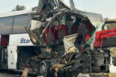 Mersin’de yolcu otobüsü TIR’a çarptı