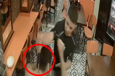 Korkunç kavgada kan aktı: Arkadaşını ensesinden bıçakladı!