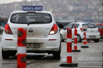 Uzmanlar uyardı: Trafik levhaları standardize edilmeli, sürücü eğitimi köklü şekilde yenilenmeli