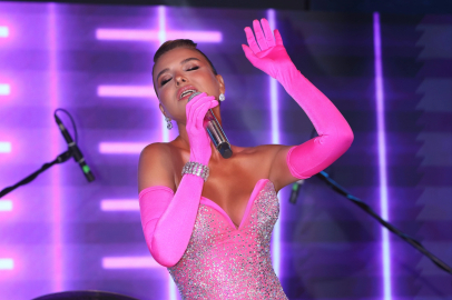 Pespembe Gülben Alaçatı'da ışıldadı