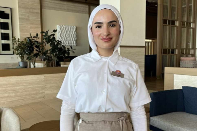 YKS çıkışında babasının çiçeğiyle gündeme gelen Çimen Gülen’e bakandan tebrik telefonu