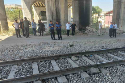 Malatya’da hemzemin geçitte facia: Yük treni otomobile çarptı, sürücü hayatını kaybetti