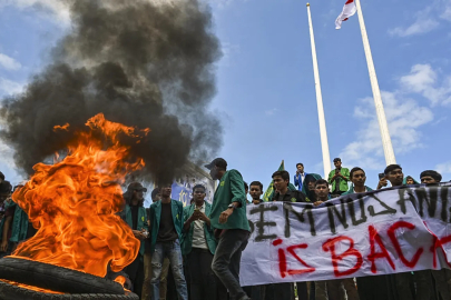 Üniversitelere saldırı! Endonezya’da öğrencilere gaz bombası yağdı!