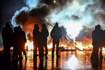 Fransa’da kriz patladı: Sokaklar alev alev!