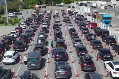 Gurbetçi döneminde sınır kapılarında yoğunluk zirve yaptı: 4,9 milyon yolcu geçiş yaptı!