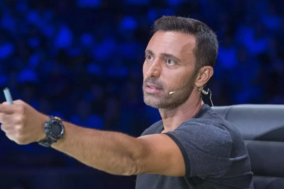 Mustafa Sandal’dan sahne emekçisine canlı yayında özür: “Kalbini kırdım”