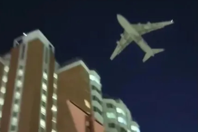 Moskova semalarında panik: Dev kargo uçağı dronlardan kaçarken neredeyse binalara çarpıyordu!