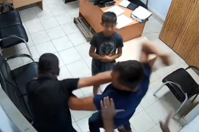 Polis merkezinde şok anlar: Kayınbirader dayağı kamerada