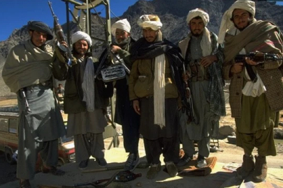 Afganistan-Pakistan sınırında savaş alarmı: Üsler vuruldu, sınır kapatıldı