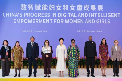 Peng Liyuan'dan kadınlar ve kız çocukları için teknoloji çağrısı
