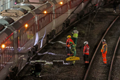 İngiltere’de trende bıçaklı saldırı: 10 yaralı