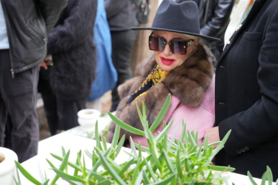 Banu Alkan kardeşini gözyaşlarıyla uğurladı