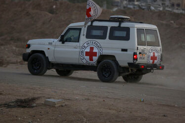 Hamas, İsrailli esir cesedini teslim etti