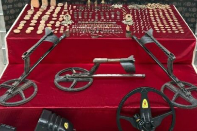 İzmir’de tarihi eser operasyonunda 1142 obje ele geçirildi