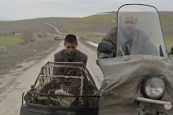 Karslı oyuncu Alpay Kaya’nın rol aldığı Tavşan İmparatorluğu filmi Altın Portakal’da en iyi film ödülünü kazandı