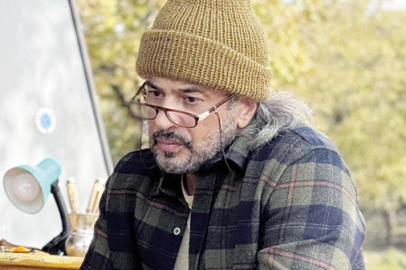 Emre Altuğ, Tatlı Maya filminde emekli edebiyat öğretmenine hayat veriyor