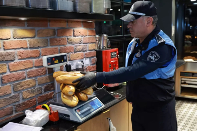 Esnaflık ölmemiş! Zabıta ekmeği tarttı, gramaj fazla çıkınca teşekkür etti!