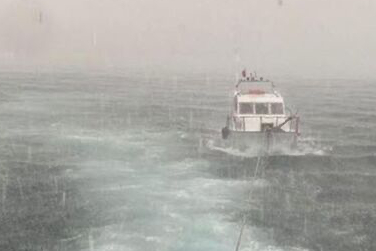 Çanakkale Boğazı’nda makine arızası yaşayan tekne kurtarıldı