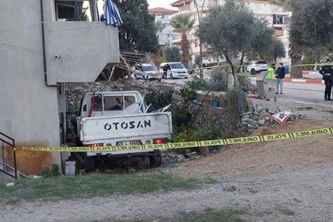 Denizli'de kamyonet ağaca çarptı: 1 ölü, 4 yaralı