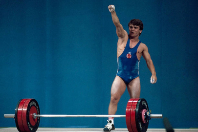 Tüm dünyayı ayağa kaldıran efsane: Cep Herkülü Naim Süleymanoğlu’nun sarsıcı yaşam yolculuğu