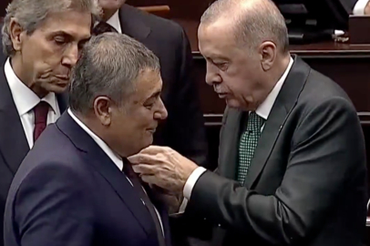AKP’ye geçen Aksu Belediye Başkanı İsa Yıldırım, Erdoğan’ın elini öpmeye çalıştı