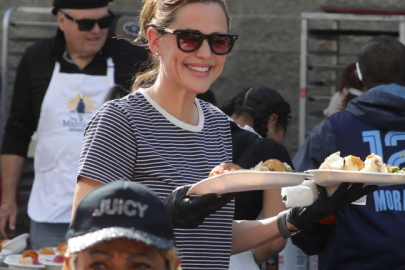 Jennifer Garner, evsizlere yemek dağıttı