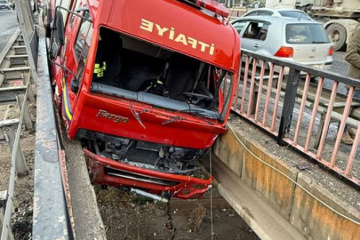 Kırıkkale’de itfaiye aracı köprüde asılı kaldı