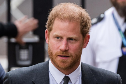 Kraliyet kurallarını bir kez daha yıktı: Prens Harry’den canlı yayında Trump şakası!