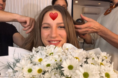 Serenay Sarıkaya papatyalar arasında poz verdi