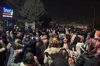 Grev 64. gününde: Smart Solar patronu polis eşliğinde malzeme çıkarıyor