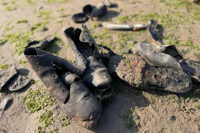 İngiltere’de 19. yüzyıla ait yüzlerce deri ayakkabı sahile vurdu