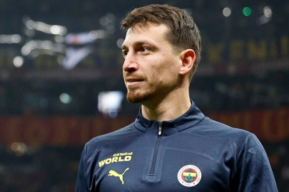 Takım arkadaşları Mert Hakan Yandaş’ın yanında