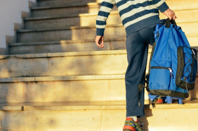 Ağır çantalar çocuk sağlığını tehdit ediyor