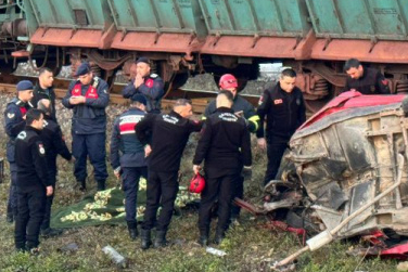 Otomobile yük treni çarptı: 1 ölü