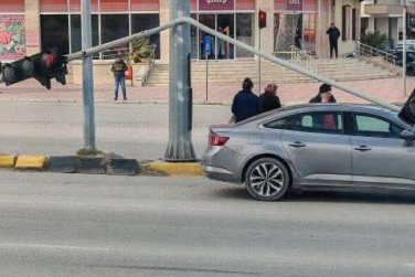 Rüzgar direği otomobilin üzerine devirdi!